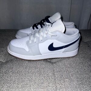 Nike Men's White and Dark Blue Sneakers